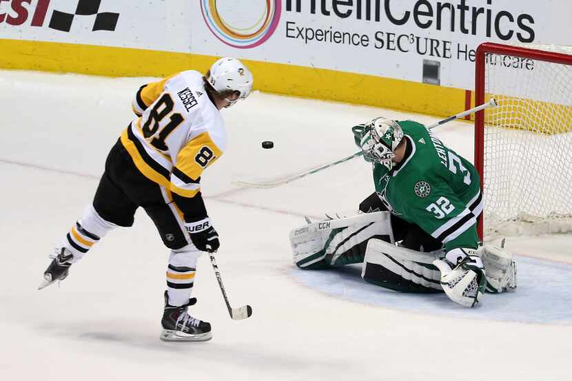 Dallas Stars goaltender Kari Lehtonen (32) blocks a shot from Pittsburgh Penguins right wing...