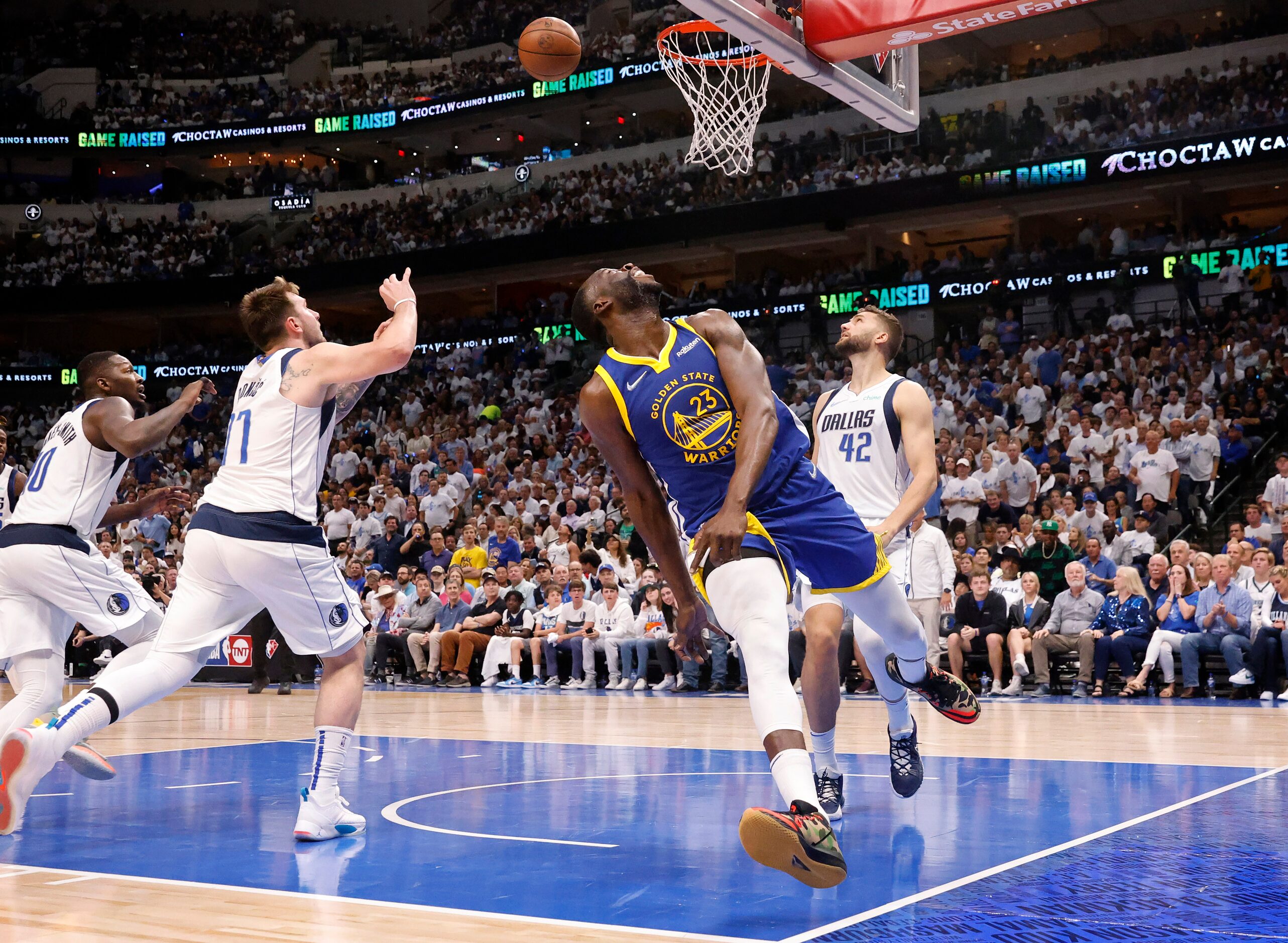 Golden State Warriors forward Draymond Green (23) looks back over his shoulder to see if his...