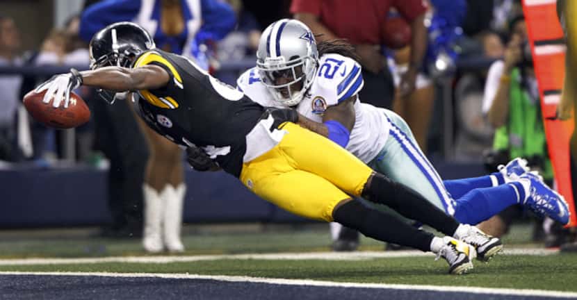Dallas Cowboys cornerback Mike Jenkins (21) can't stop Pittsburgh Steelers wide receiver...