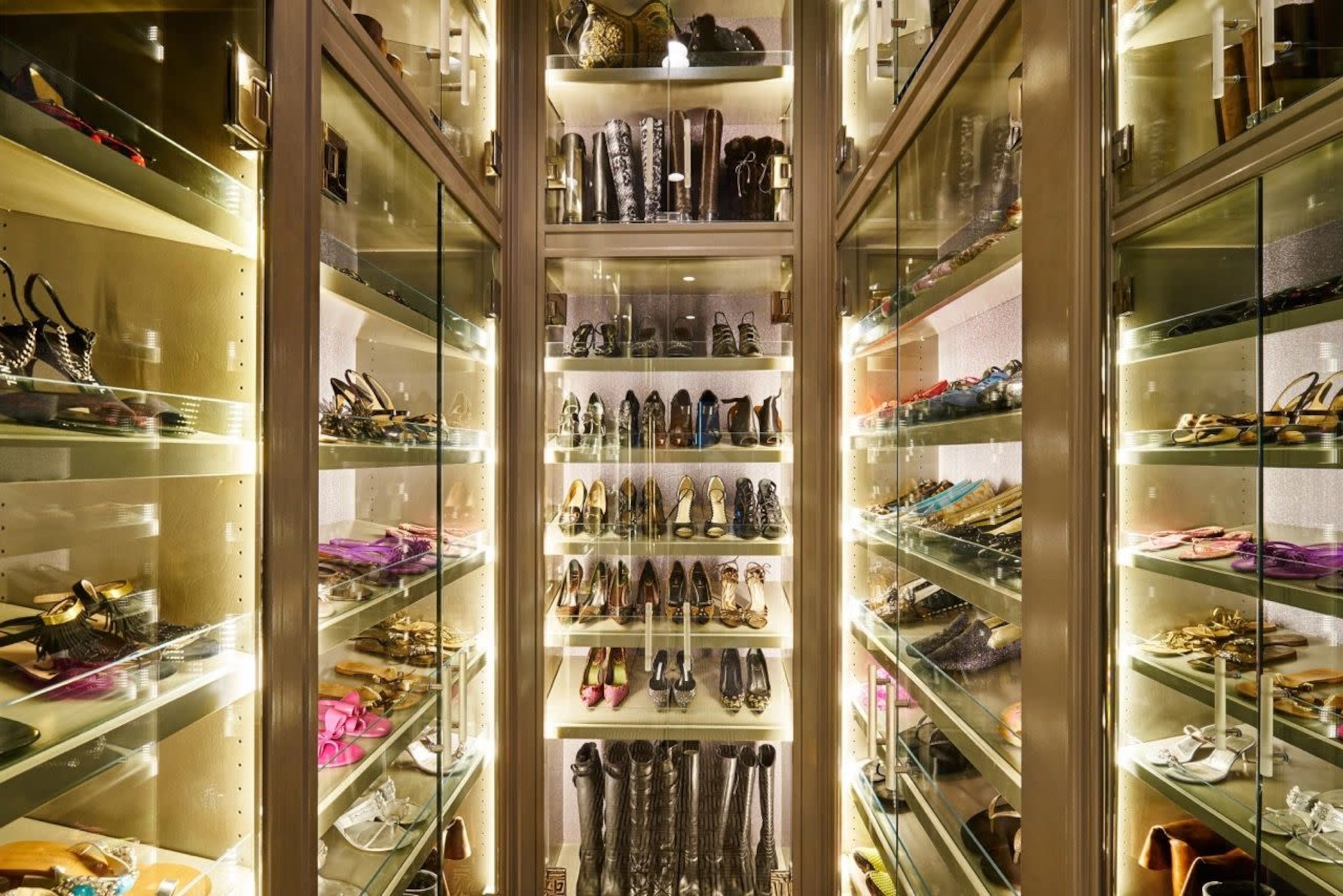 Shoe closet