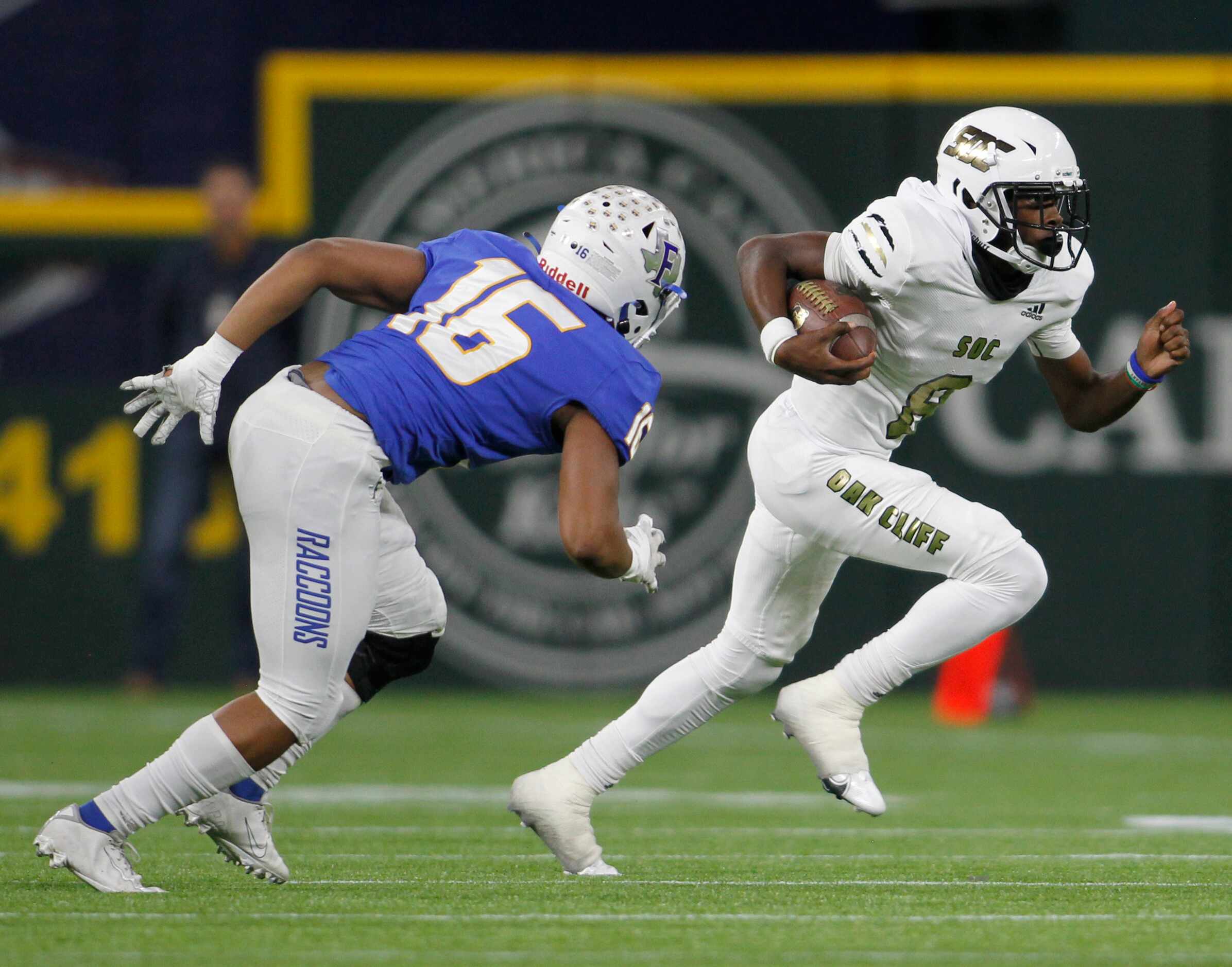South Oak Cliff quarterback Kevin Henry-Jennings (8) rolls out of the backfield as Frisco...