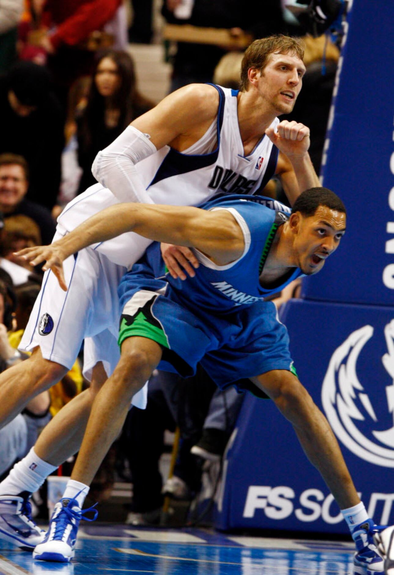 Report: Mavericks interested in Ryan Hollins