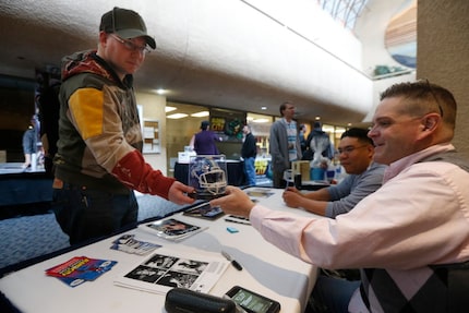 Ron Lester signs a fan's helmet at Dallas Comic and Pop Expo in 2014.