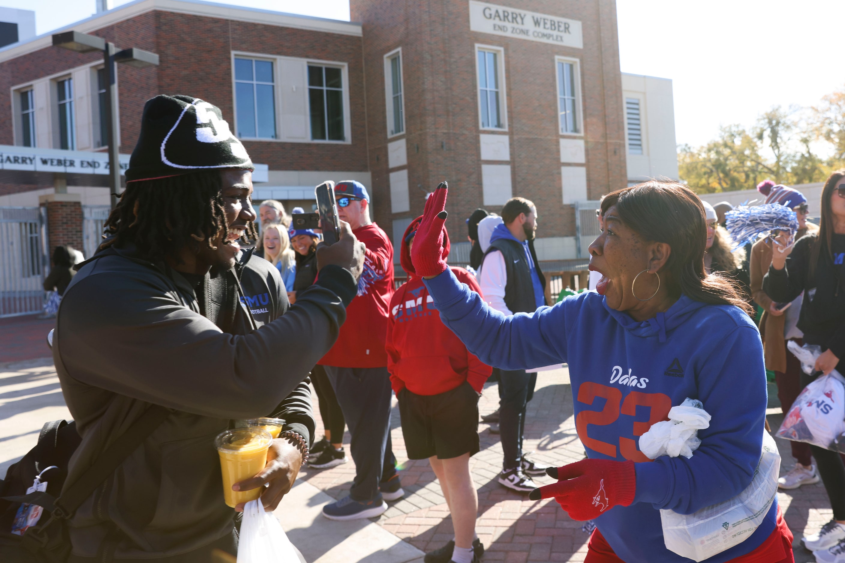 SMU linebacker Kobe Wilson greets Linda Leach, mother of Wilson’s teammate Isaiah Nwokobia,...