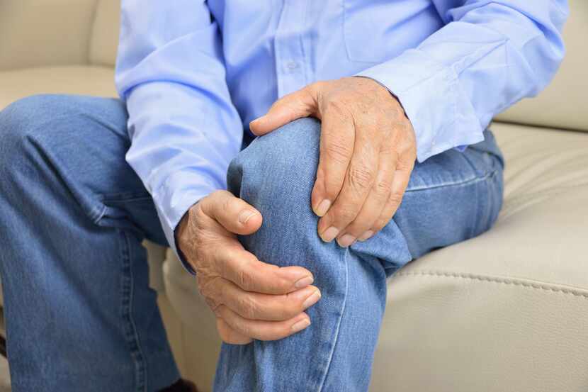 Las lesiones en las rodillas son comunes en personas mayores a los 50 años. iStock.
