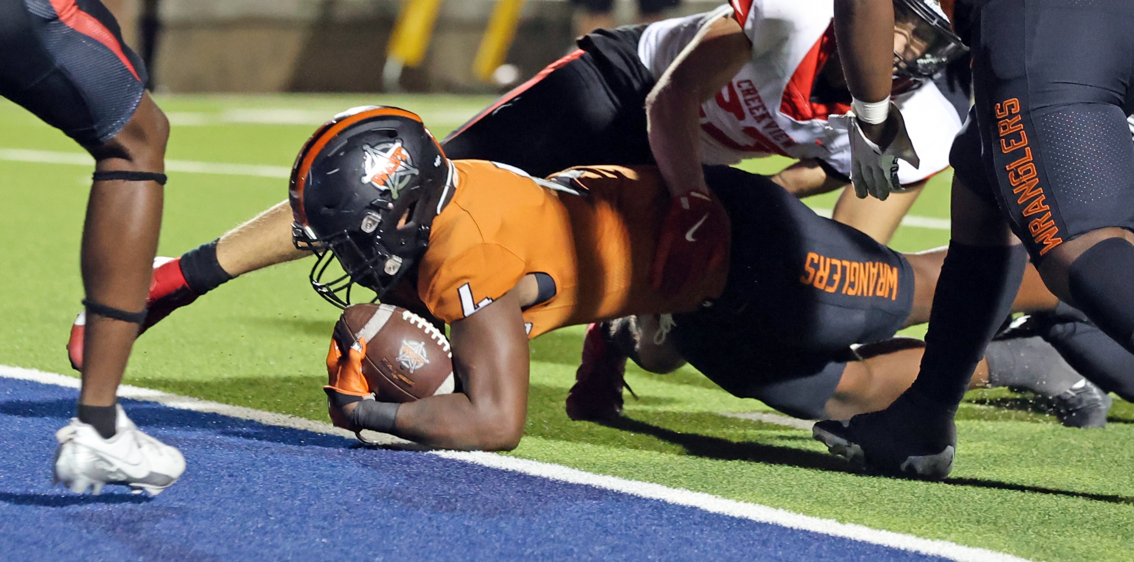 West Mesquite High Damarion Robinson (4) takes the low route for a touchdown during the...