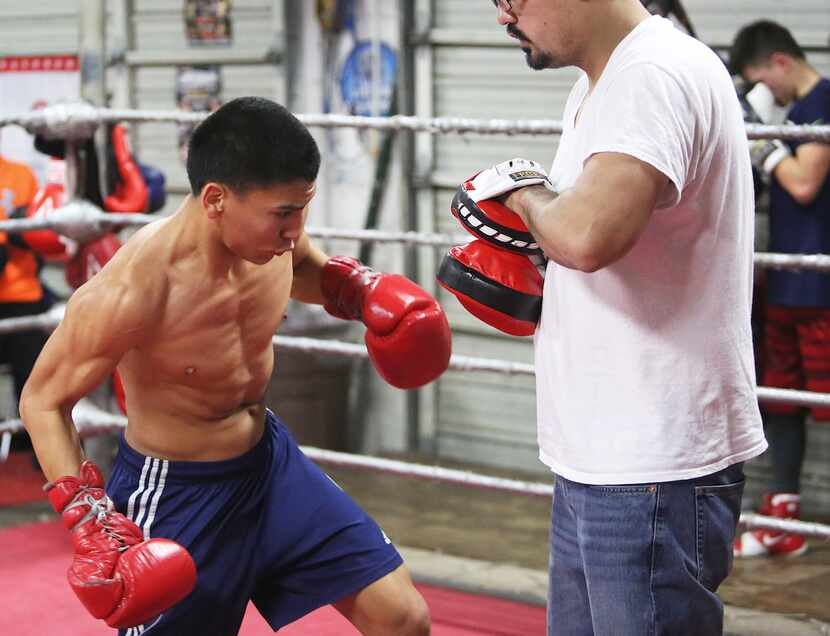 Vergil Ortiz en Vivero Boxing Gym, con Stephen Acosta entrenando de fondo en enero de 2015....