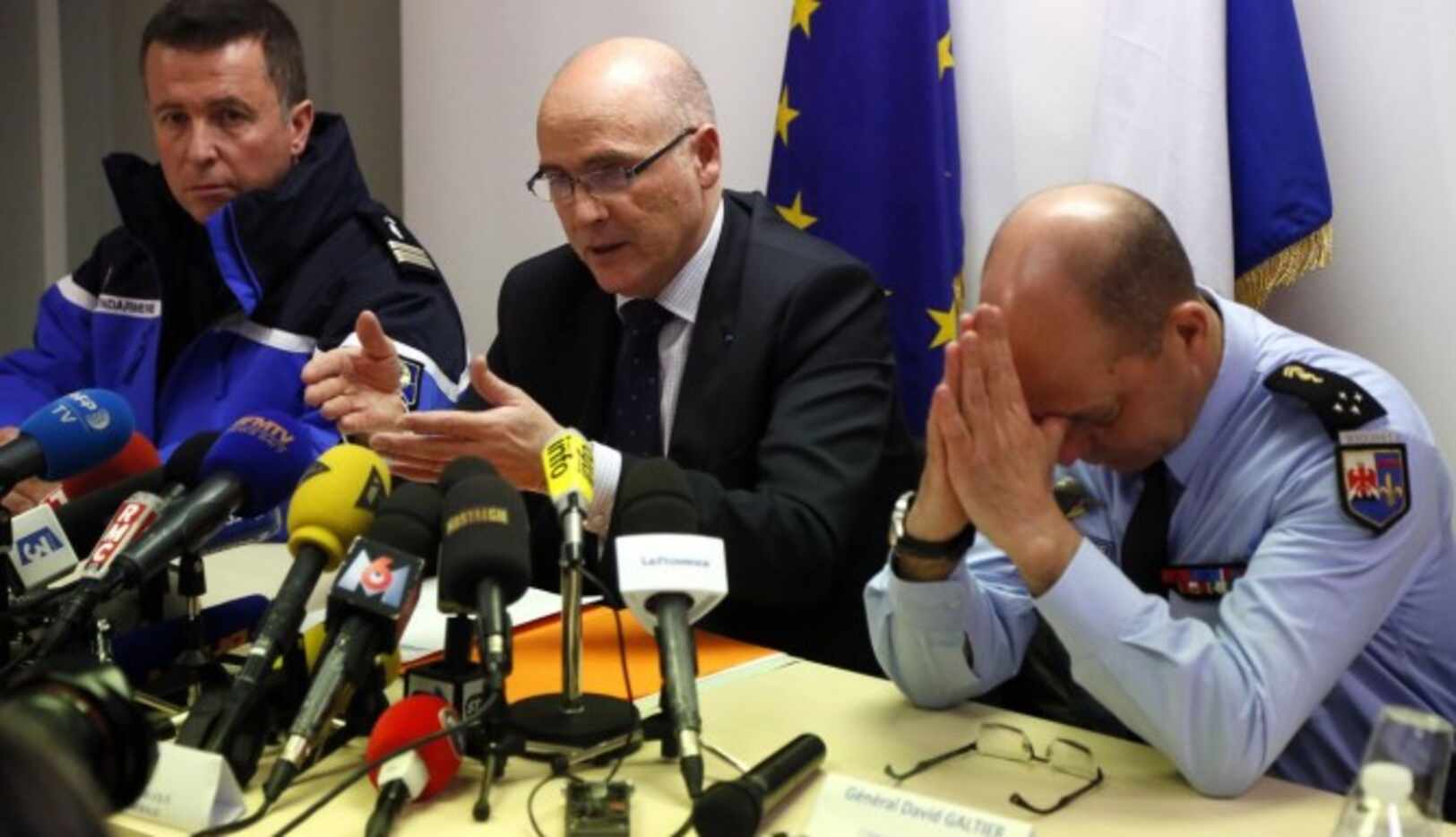 El fiscal Brice Robin (centro), de Marsella, Francia, afirmó que el copilito de Germanwings...