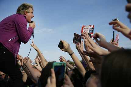 Home is where Dalton Rapattoni's heart is. Here, he performs for fans during an 'Idol' visit...