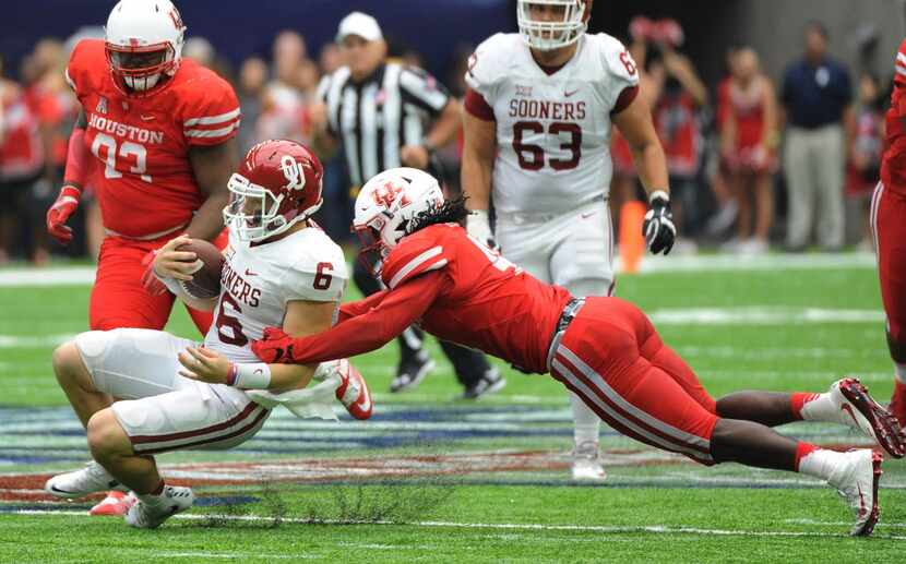 Oklahoma quarterback Baker Mayfield (6) is stopped by Houston linebacker Steven Taylor in...