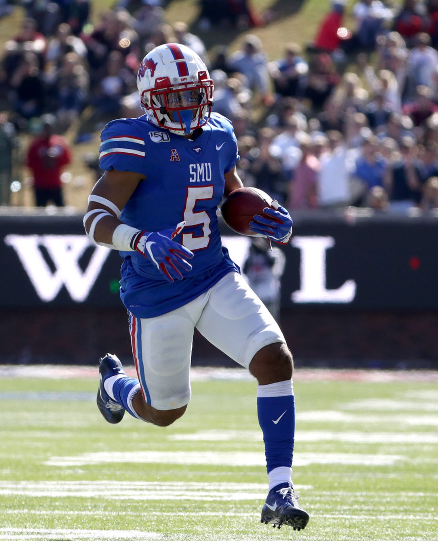 DALLAS, TEXAS - NOVEMBER 09:  Xavier Jones #5 of the Southern Methodist Mustangs runs for a...