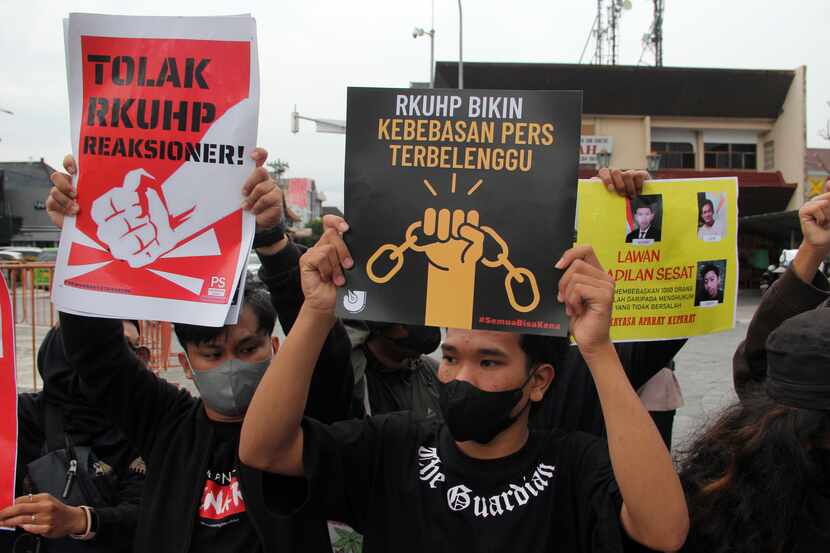 Activistas se manifiestan contra el nuevo código penal de Indonesia, en Yogyakarta,...