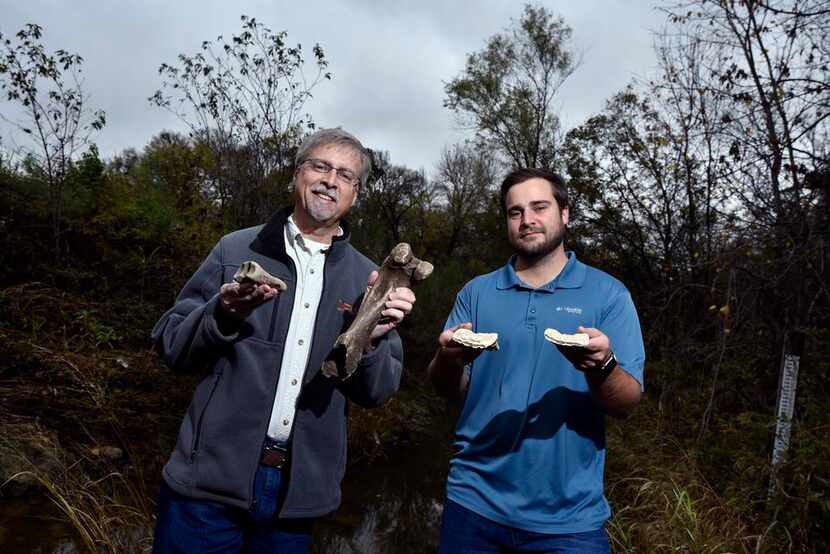 Roger Duval (izq.) y Brandon Burks, analistas ambientales del muestran los fósiles...