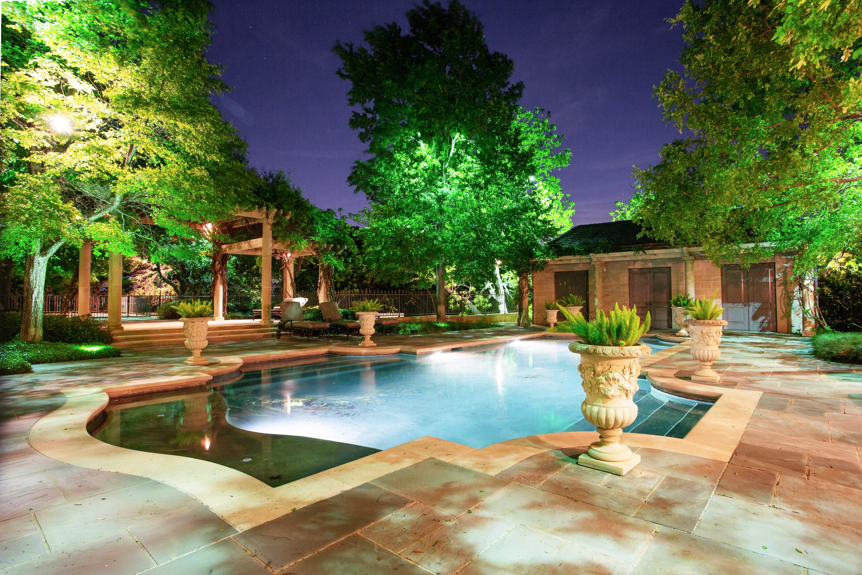 Former RadioShack CEO Len Roberts is auctioning off his 12,000-square-foot Fort Worth estate...