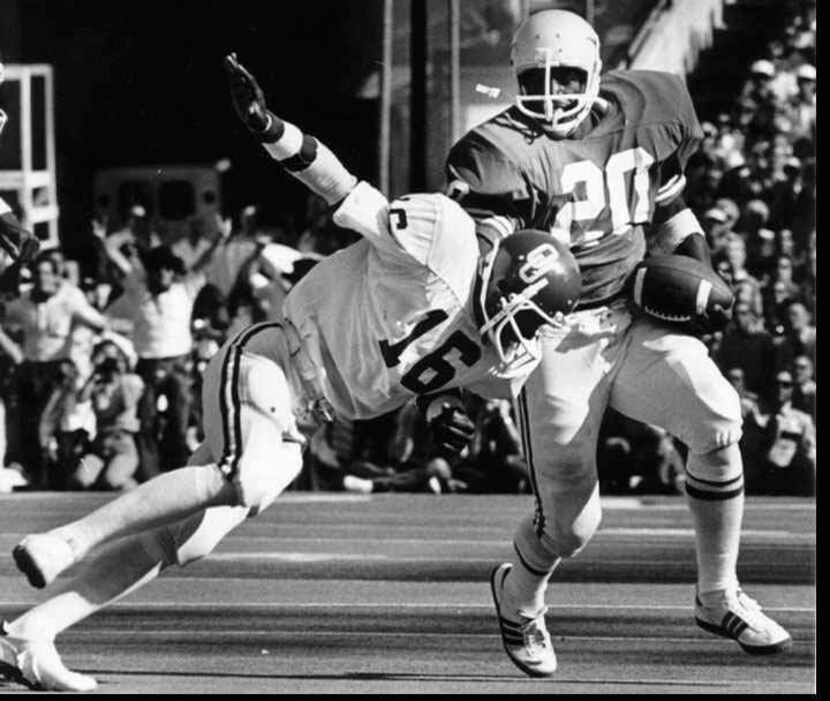 Earl Campbell runs against the OU Sooners in 1977. 