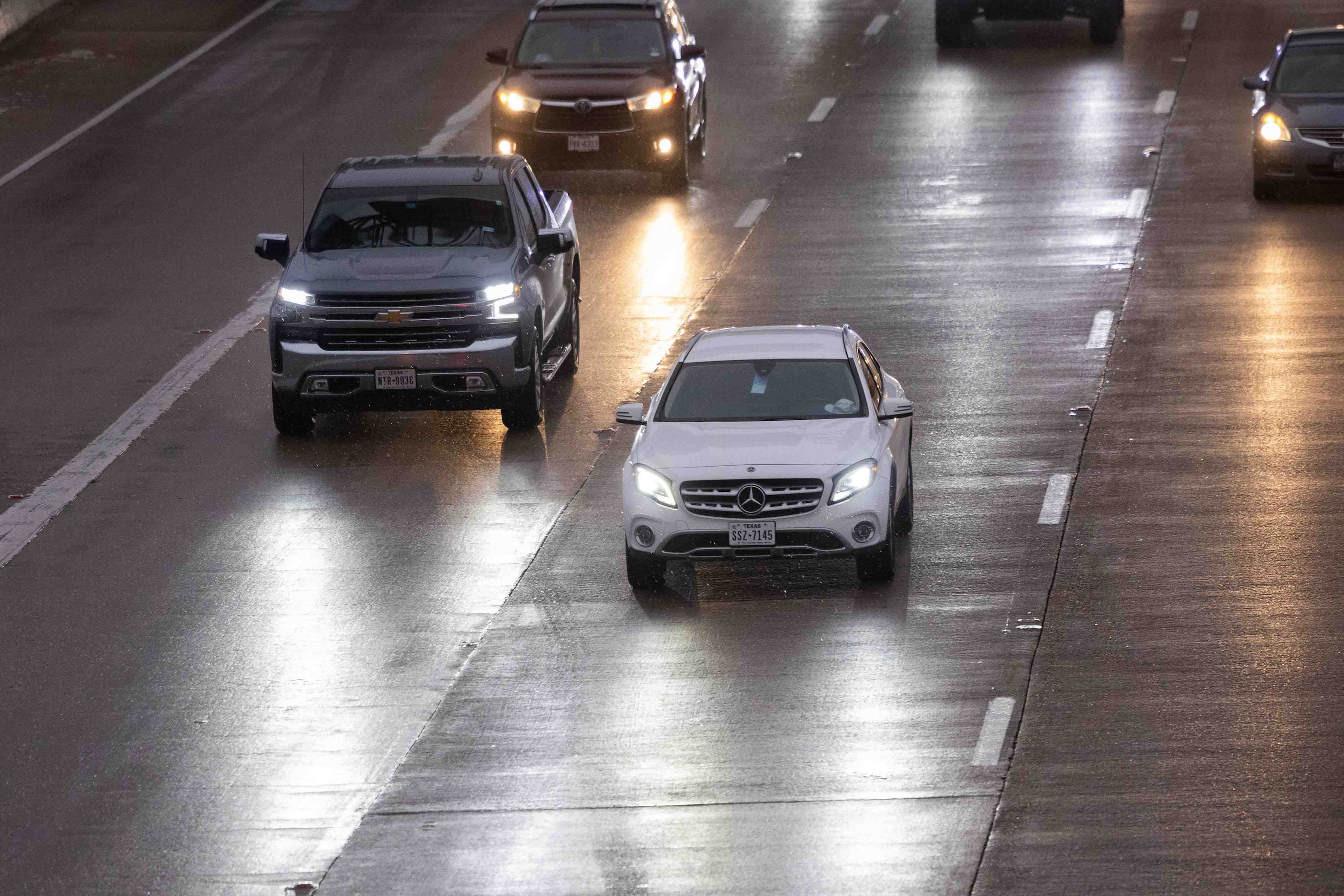 Traffic flows on Stemmons Fwy as snow showers start in Dallas on Thursday, Jan. 9, 2025. The...