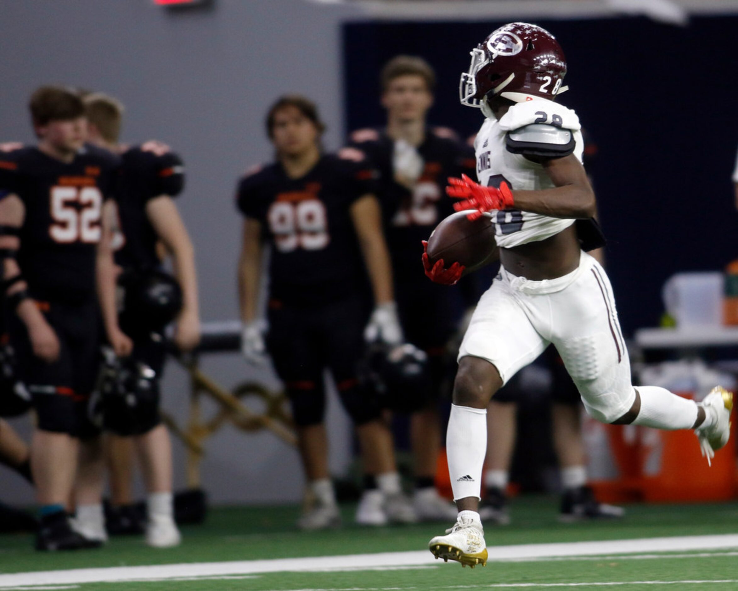 Ennis defensive back Devon Beasley (28) glances toward the Aledo bench as he scampers 72...