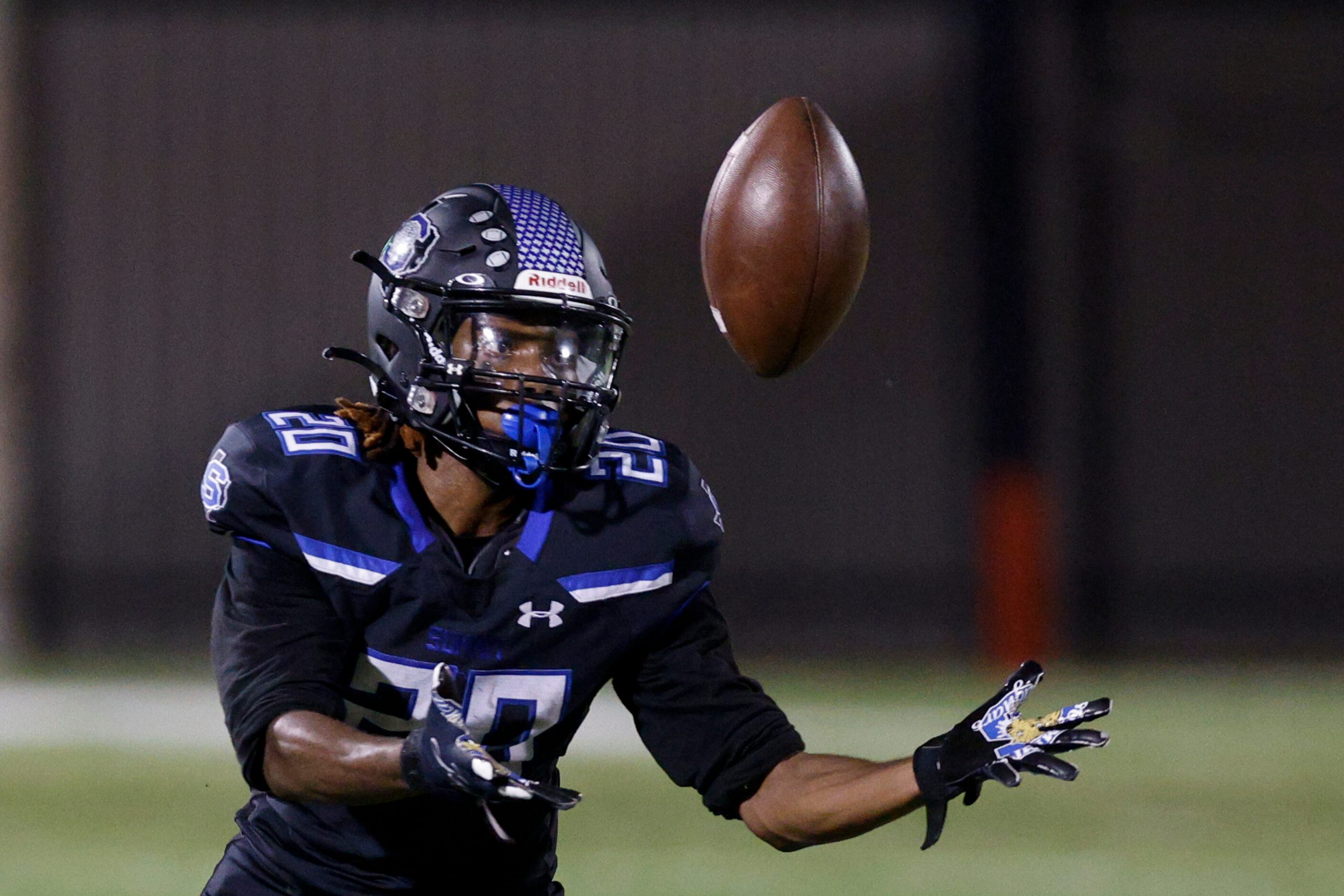 Mansfield Summit running back Davaughn Sille (20) fails to complete a catch during the first...