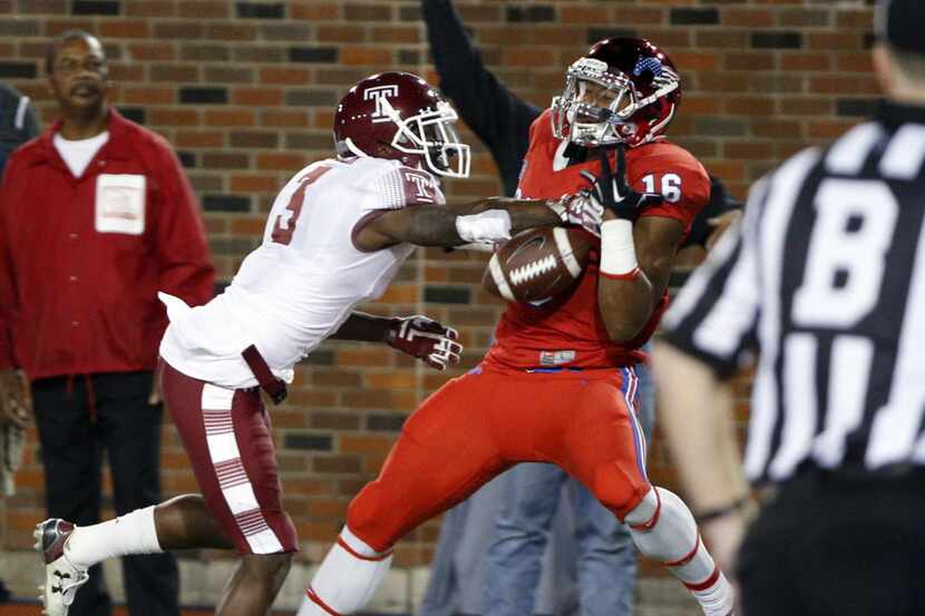 Temple Owls defensive back Sean Chandler (3) causes a pass interference call against...