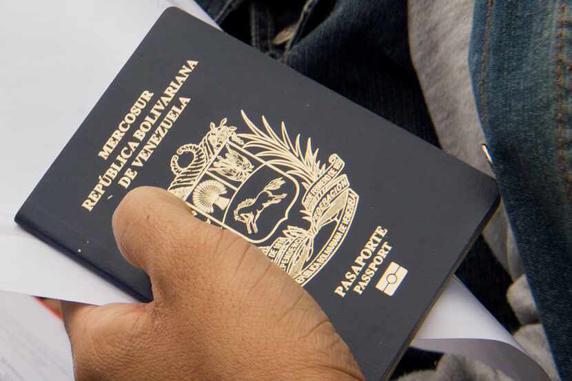 Una persona portando el pasaporte de Venezuela en la embajada de Estados Unidos en caracas....