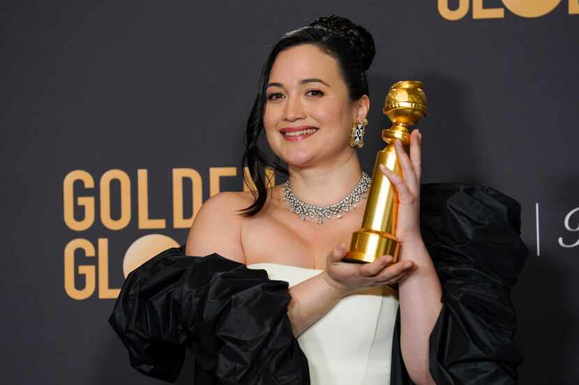 Lily Gladstone posa en la sala de prensa con el premio a la mejor actriz de una película de...