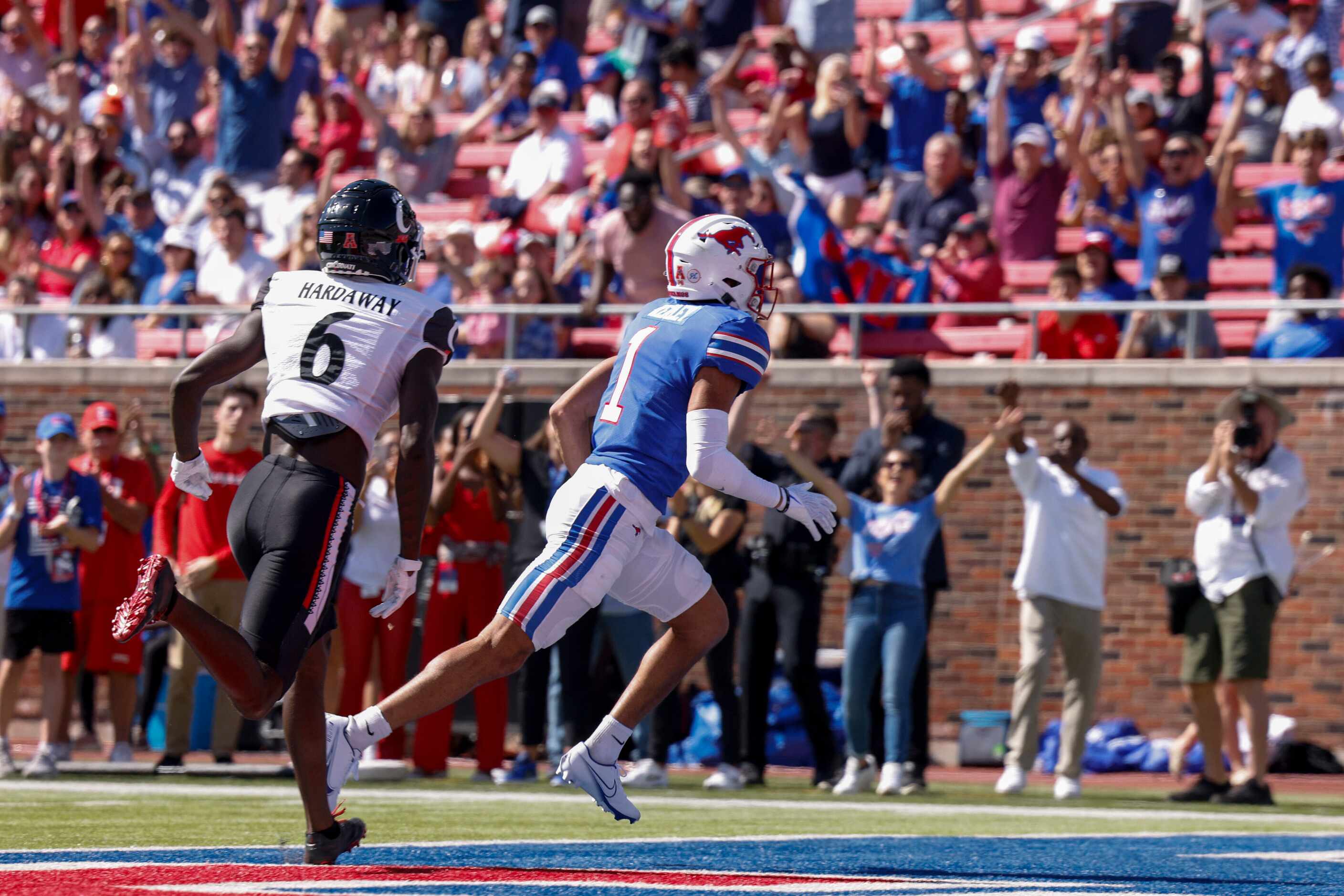 SMU wide receiver Jordan Kerley (1) catches a pass for a one yard touchdown ahead of...