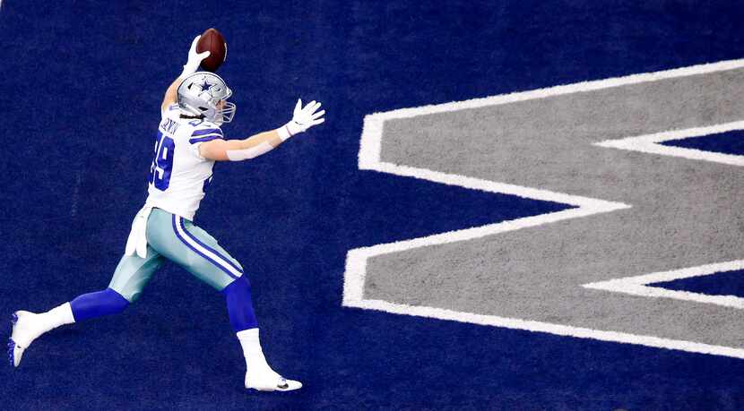 Dallas Cowboys tight end Blake Jarwin (89) runs in a first quarter touchdown catch against...