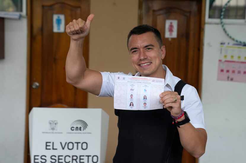 El candidato presidencial Daniel Noboa sostiene la papeleta que colocará en la urna durante...