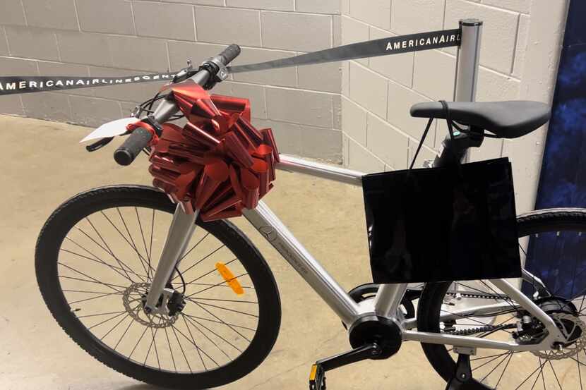 Una bicicleta eléctrica, regalo de Luka Doncic, en el American Airlines Center el sábado 23...