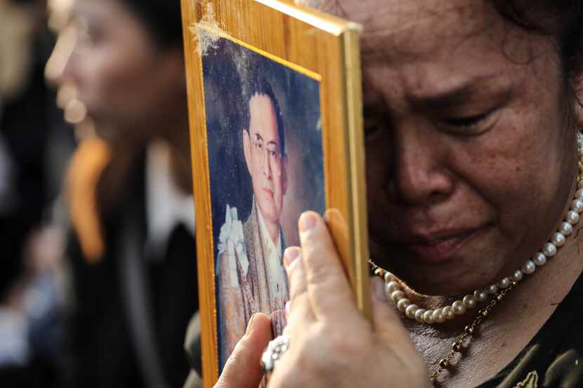 Una mujer lamenta la muerte del rey de Tailandia. El viernes, el país declaró un día feriado...