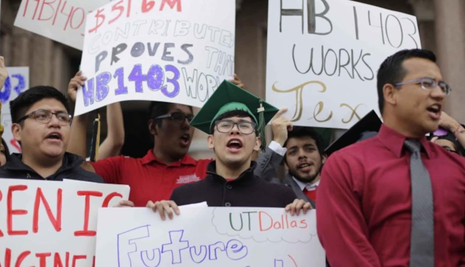Estudiantes protestan en las escaleras del Capitolio de Texas. (AP/Eric Gay)
