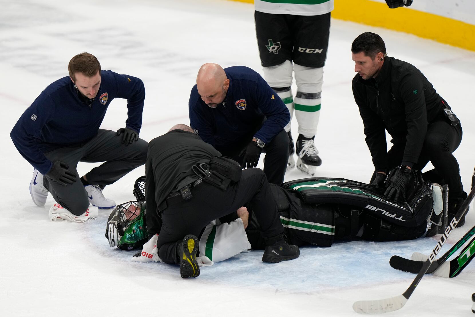 Stars' Wedgewood day-to-day after being stretchered off vs. Panthers