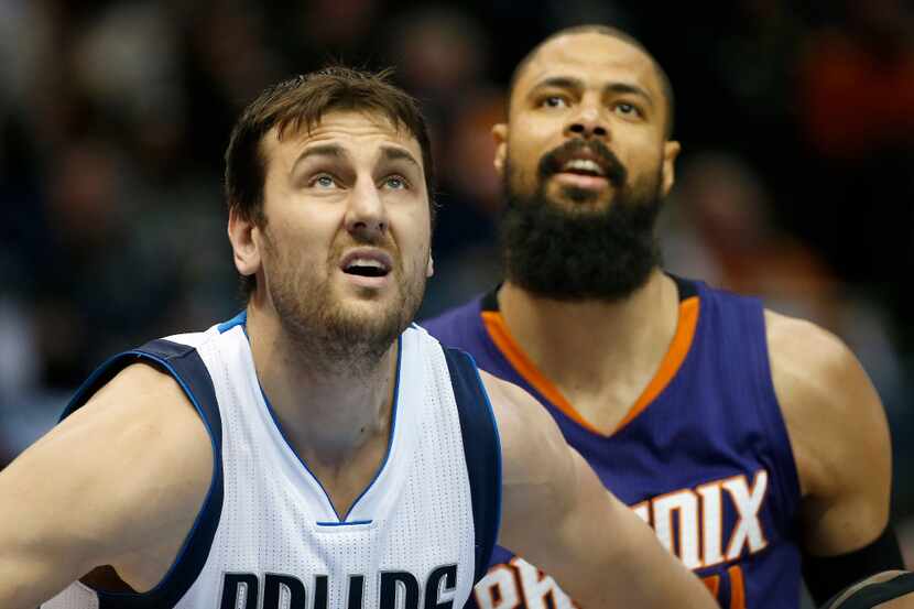 Dallas Mavericks center Andrew Bogut (left) defends Phoenix Suns center Tyson Chandler...