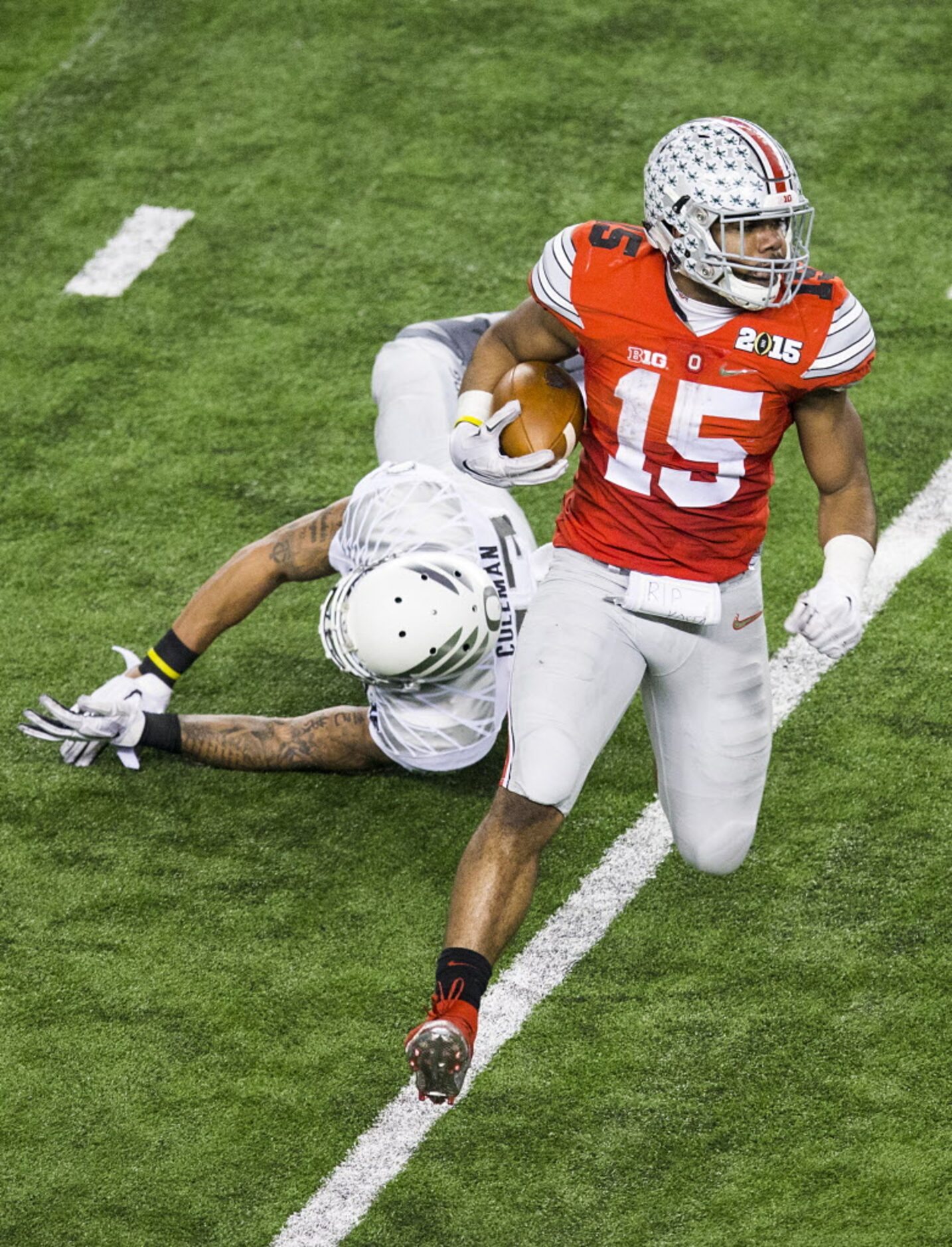 Ohio State Buckeyes running back Ezekiel Elliott (15) gets past Oregon Ducks linebacker...