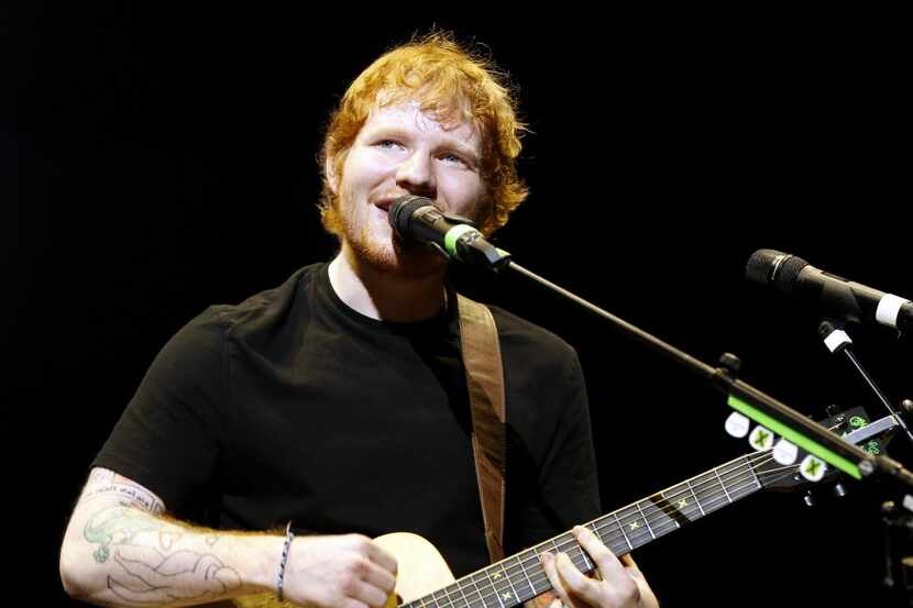 Ed Sheeran tocando en el Verizon Theatre en agosto de 2019.