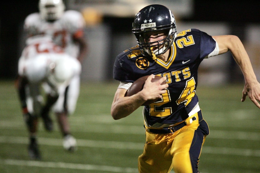 ORG XMIT: *S0421538681* Highland Park running back Michael Thatcher (CQ, #24) sprints away...