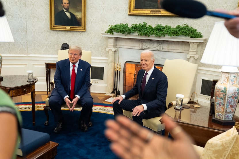  Biden y Trump se reunieron en la Oficina Oval de la Casa Blanca, el miércoles 13 de...