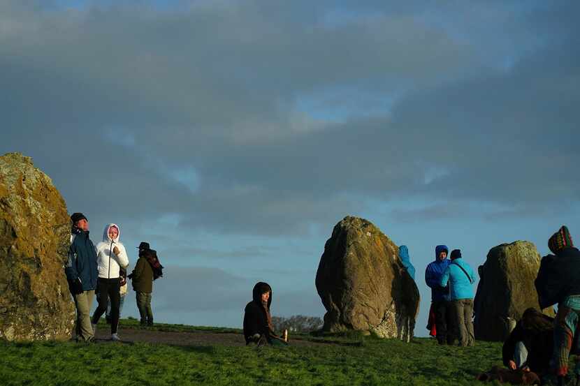 Personas reciben el solsticio de invierno en Newgrange, Irlanda, el miércoles 21 de...