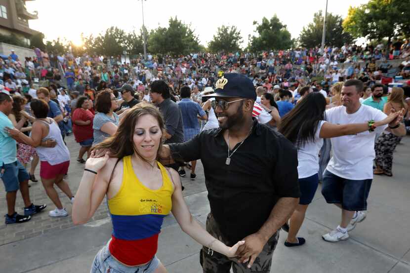 El Vitruvian Salsa Festival se realiza los veranos en el Vitruvian Park en Addison.
