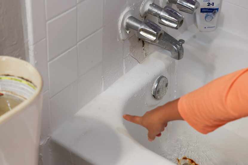 Una fuga de agua en la bañera de Guadalupe Arista quien señala las partes de su apartamento...