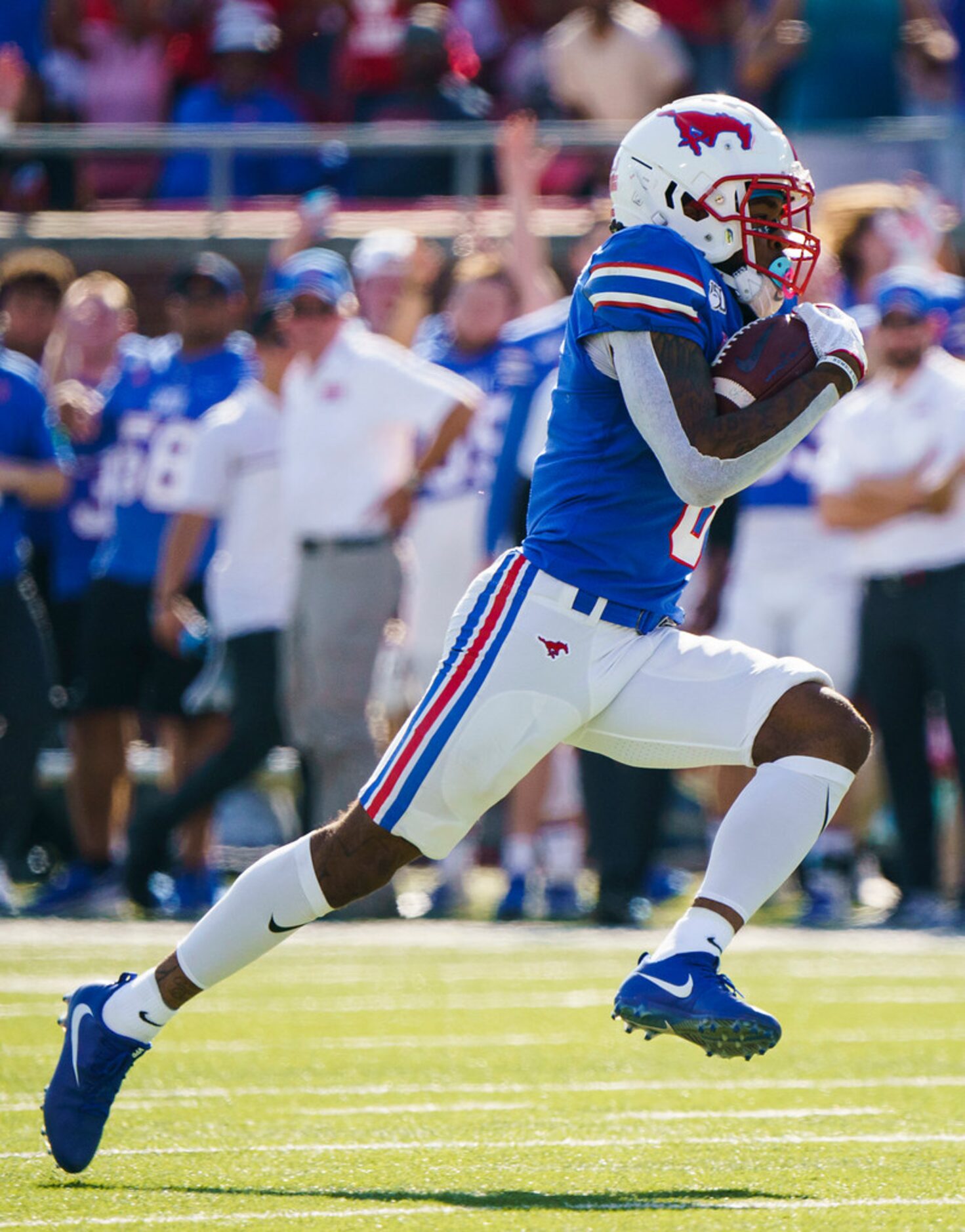 SMU wide receiver Reggie Roberson Jr. (8) races untouched to the end zone on a 75-yard...