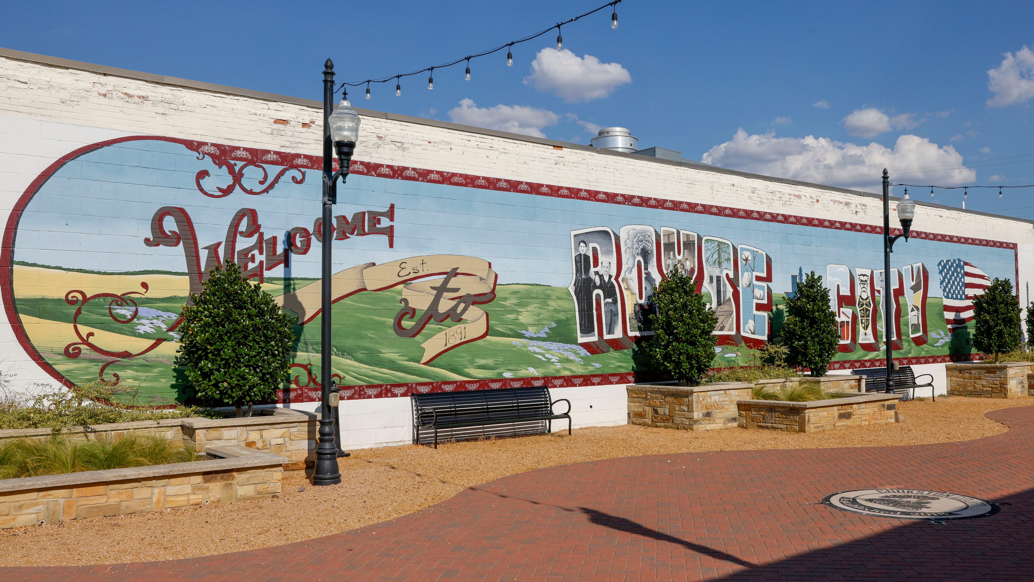 A mural welcomes people to Royse City.