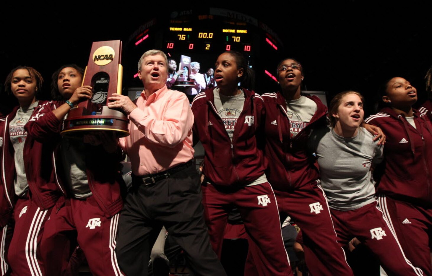 Kristi Bellock, Tyra White, coach Gary Blair,  Adaora Elonu,  Cierra Windham, Catherine Snow...