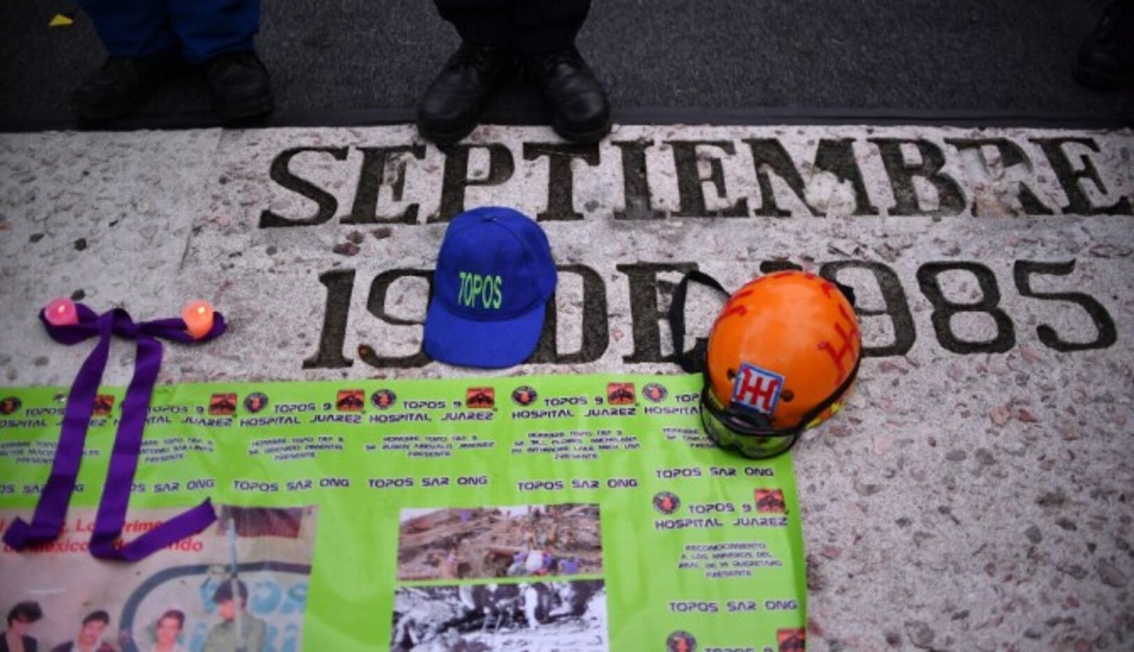 Los bomberos conmemoran a las víctimas del terremoto de 1985, frente al monumento a la...