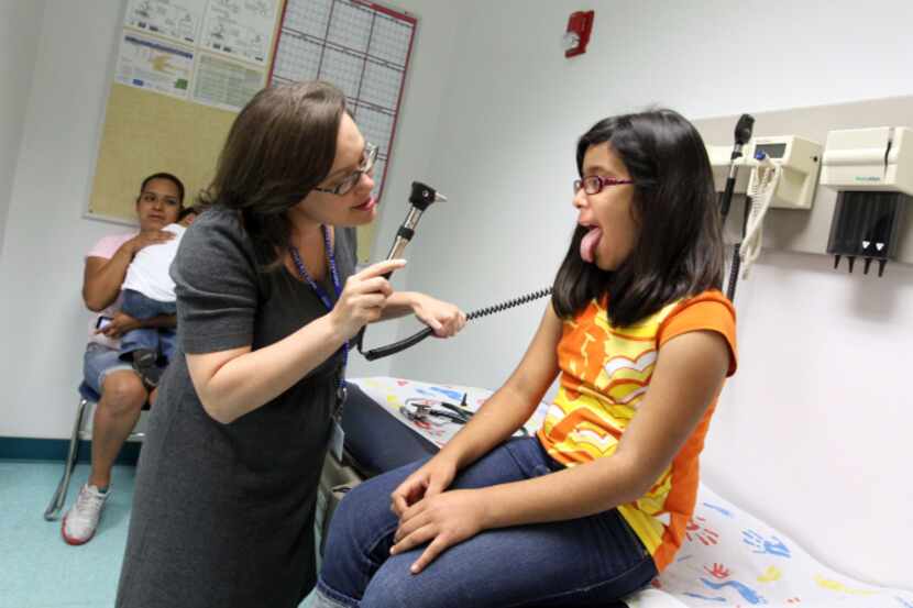 La doctora Emily Sloan le realiza un examen médico a Verónica Aguilar, de 10 años, en la...