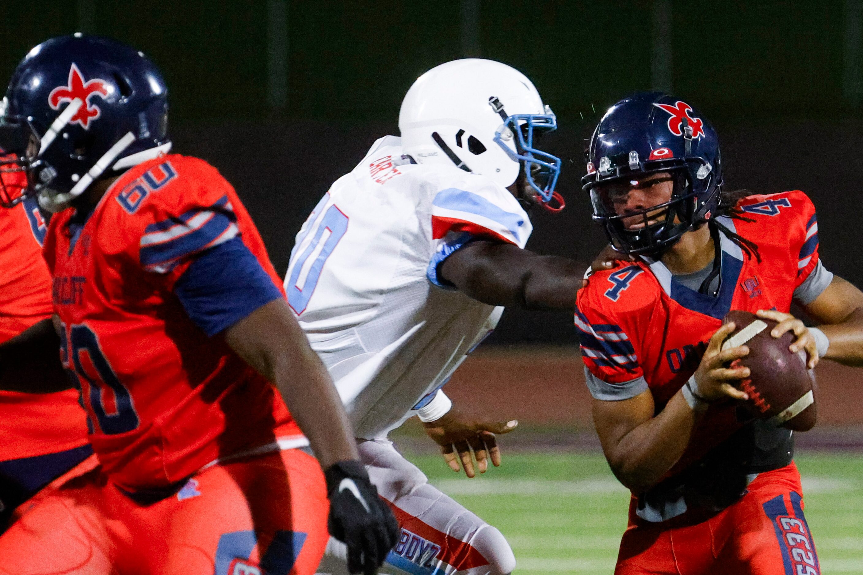 Kimball high’s Armirie Williams-Hall (4) runs with the ball against Carter high during the...