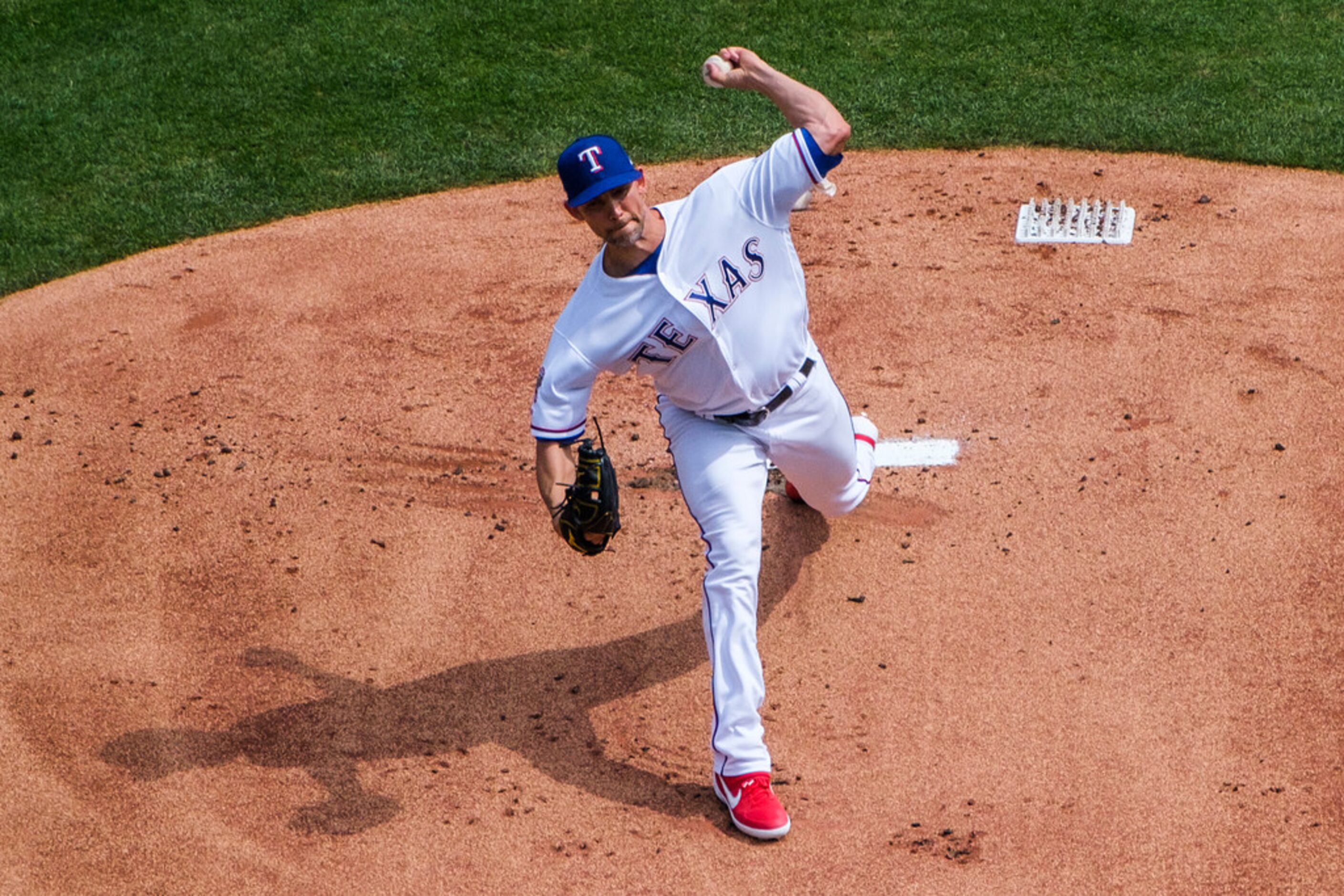 Texas Rangers starting pitcher Mike Minor throws during the first inning against the Chicago...