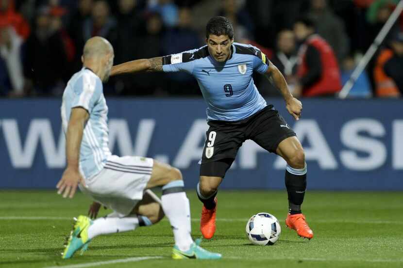 Luis Suárez (der.) y la selección de Uruguay están primeros en las eliminatorias en...