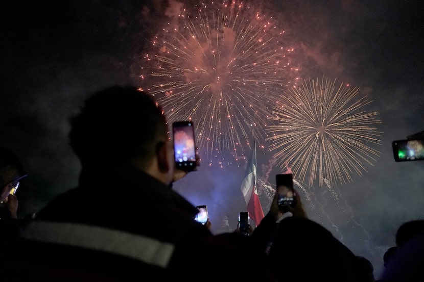 La gente disfruta de los fuegos artificiales en las celebraciones del Día de la...