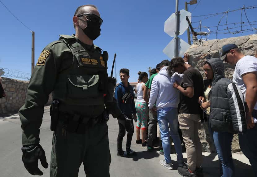 After Border Patrol agents handed out fliers Tuesday morning, migrants in downtown El Paso...